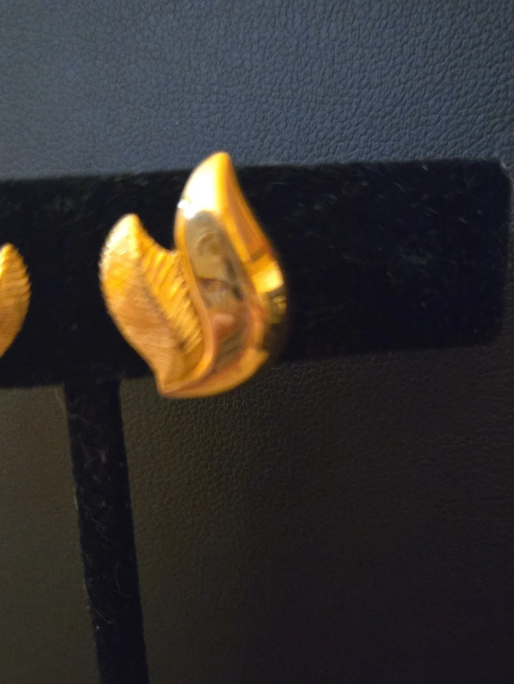 Crown Trifari Gold Leaf Design Women's Clip-on Earrings